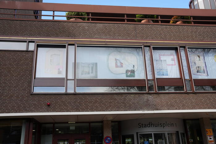 Tekeningen, foto's en bouwtekeningen als raamkunstwerk bij stadshuis