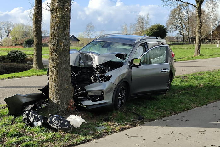 Flinke schade bij eenzijdig ongeval tegen boom
