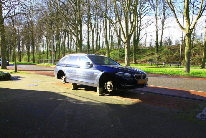 Velgen worden van auto gejat, auto blijft achter