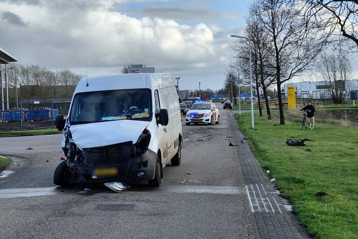 Flinke schade door botsing met bestelbussen