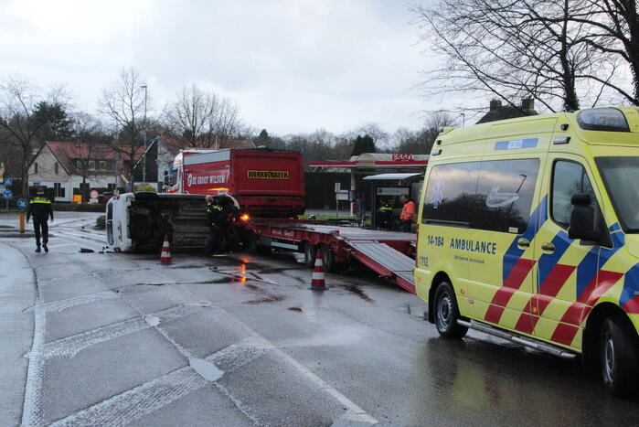Bestelbus gelanceerd bij botsing en belandt op zijkant