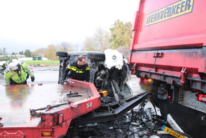 Bestelbus gelanceerd bij botsing en belandt op zijkant