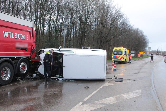 Bestelbus gelanceerd bij botsing en belandt op zijkant