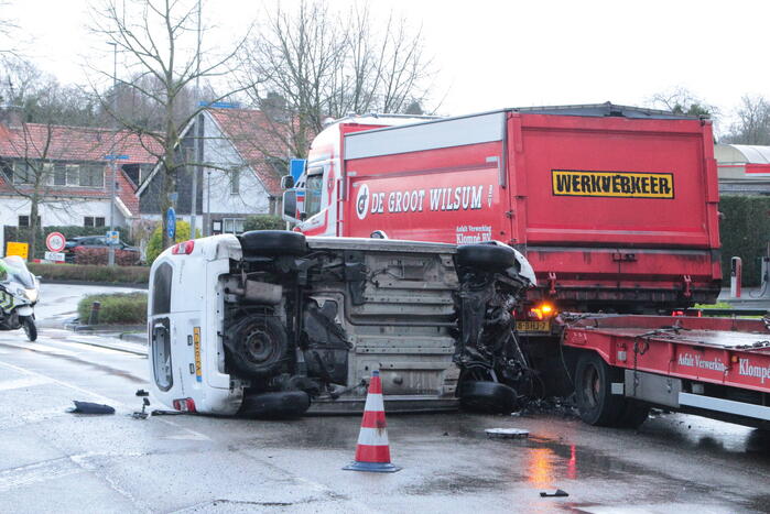 Bestelbus gelanceerd bij botsing en belandt op zijkant