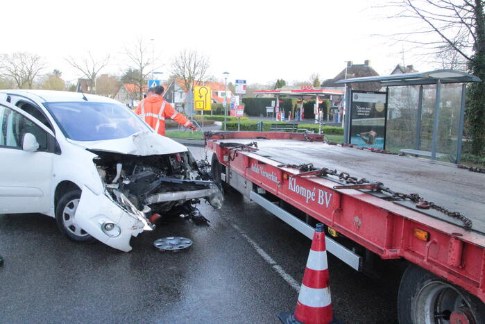 Bestelbus gelanceerd bij botsing en belandt op zijkant