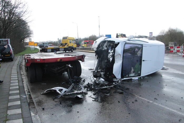 Bestelbus gelanceerd bij botsing en belandt op zijkant