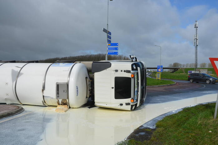 Vrachtwagen met melk kantelt