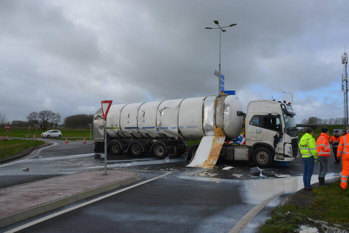Vrachtwagen met melk kantelt