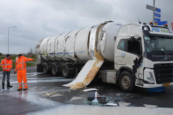 Vrachtwagen met melk kantelt