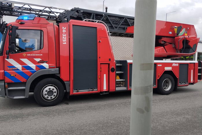 Veel rookontwikkeling bij schoorsteen van ventilatiebedrijf