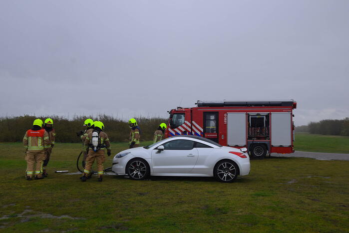 Brand in sportauto onder motorkap