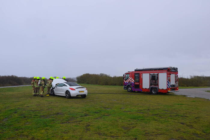 Brand in sportauto onder motorkap