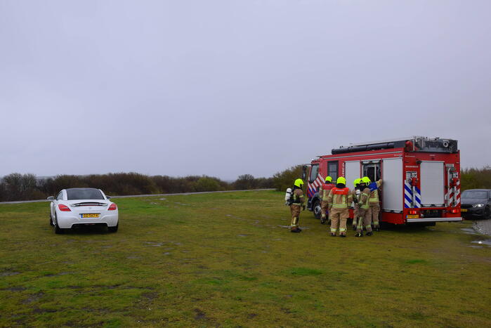 Brand in sportauto onder motorkap