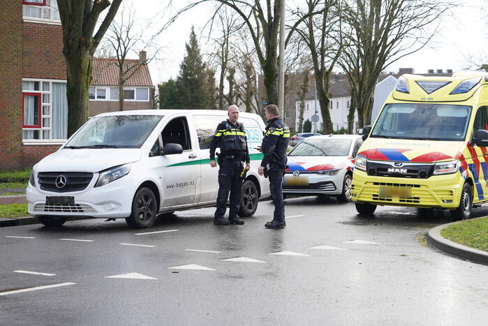 Agente gewond nadat bestelbus op politieauto inrijdt, agenten trekken wapen bij aanhouding
