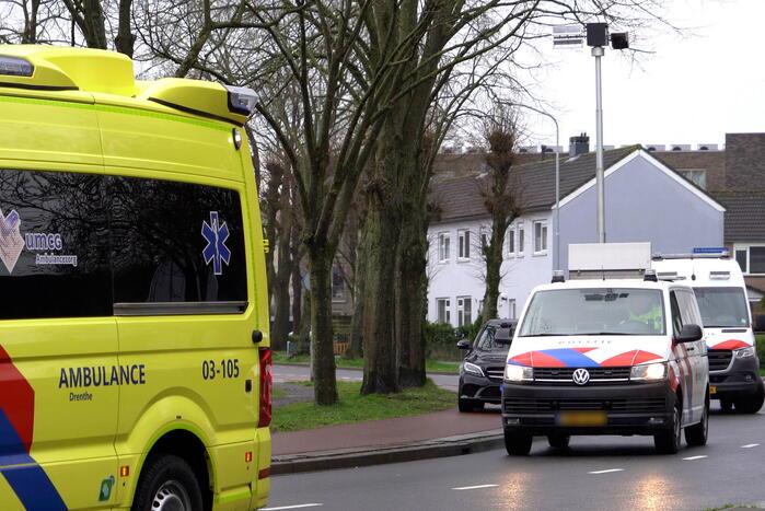 Agente gewond nadat bestelbus op politieauto inrijdt, agenten trekken wapen bij aanhouding