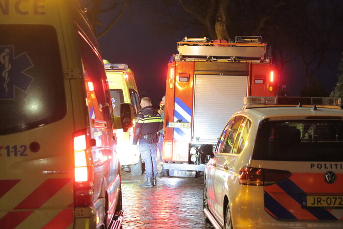 Auto vliegt over de kop bestuurder raakt gewond