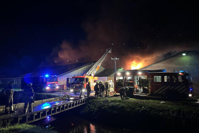 Uitslaande brand in stal, brandweer probeert dieren te redden