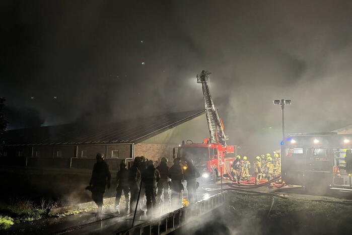 Uitslaande brand in stal, brandweer probeert dieren te redden