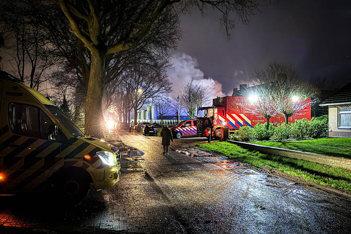Uitslaande brand in stal, brandweer probeert dieren te redden