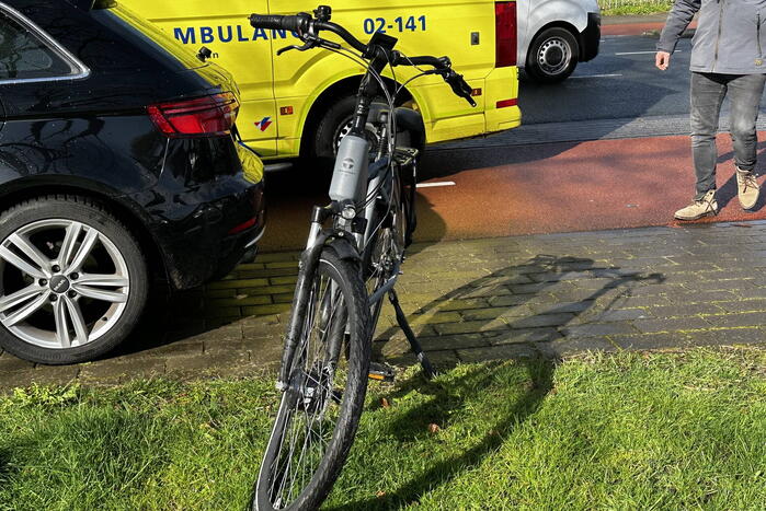 Automobilist en fietsster met elkaar in botsing