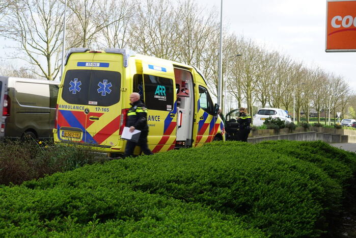 Automobilist ziet scooterrijder over het hoofd op rotonde