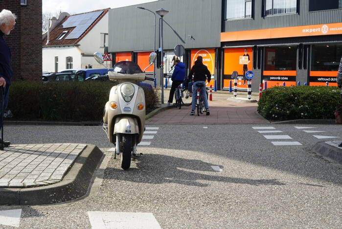 Automobilist ziet scooterrijder over het hoofd op rotonde