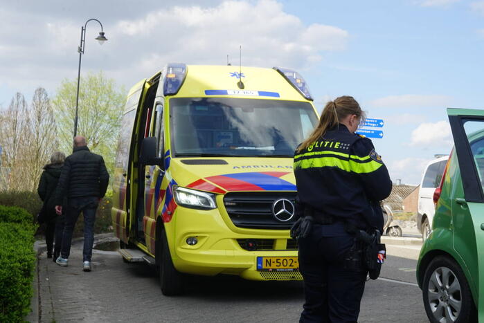 Automobilist ziet scooterrijder over het hoofd op rotonde