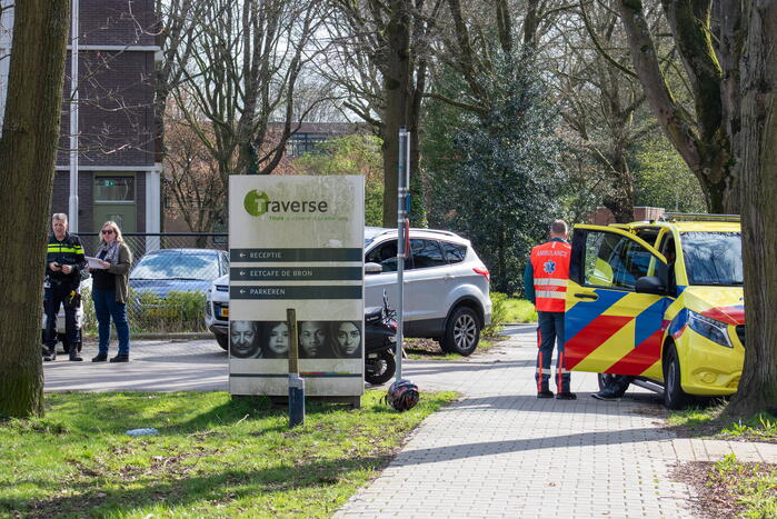 Afslaande automobilist ziet scooterrijder over het hoofd