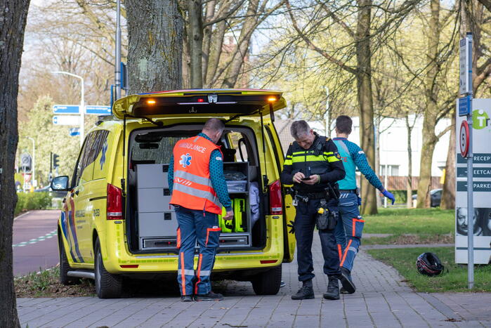 Afslaande automobilist ziet scooterrijder over het hoofd