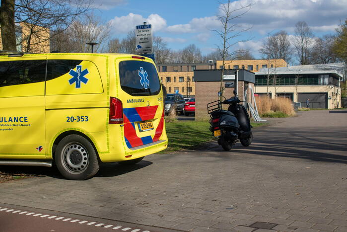 Afslaande automobilist ziet scooterrijder over het hoofd