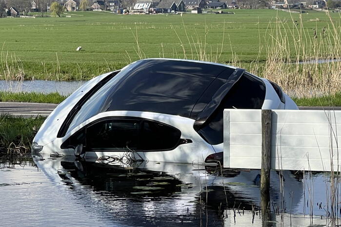 Automobilist verliest macht over stuur en belandt in sloot