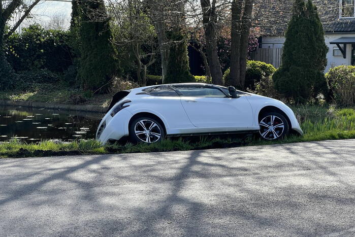 Automobilist verliest macht over stuur en belandt in sloot