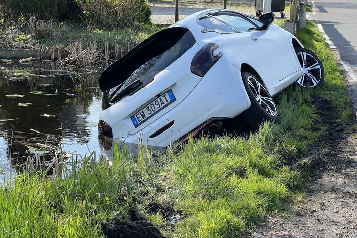 Automobilist verliest macht over stuur en belandt in sloot