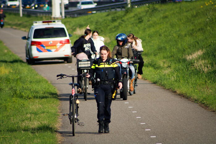 Meerdere fietsers onderuit na botsing met crossbrommer