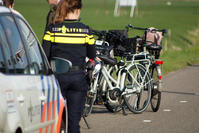 Meerdere fietsers onderuit na botsing met crossbrommer