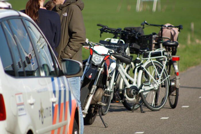 Meerdere fietsers onderuit na botsing met crossbrommer