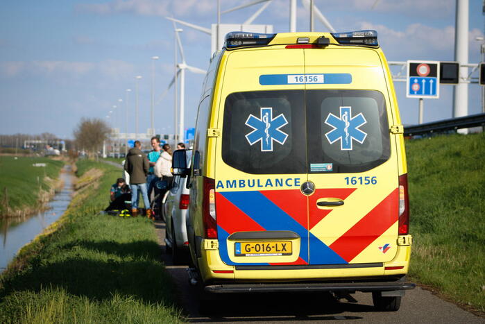 Meerdere fietsers onderuit na botsing met crossbrommer