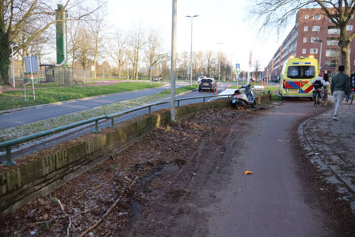 Scooterrijder onderuit na inhaalmanoeuvre