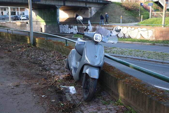 Scooterrijder onderuit na inhaalmanoeuvre