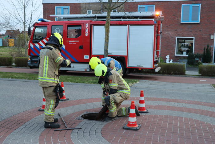 Brandweer doet onderzoek naar vreemde lucht in woning