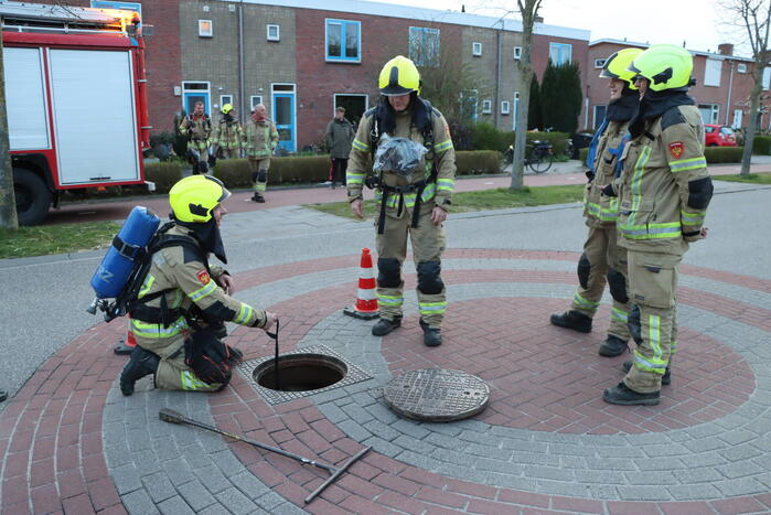 Brandweer doet onderzoek naar vreemde lucht in woning