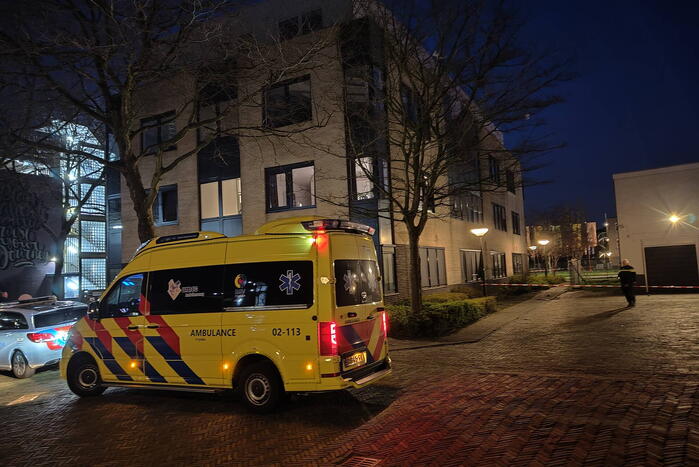 Persoon gewond na steekpartij in appartementencomplex