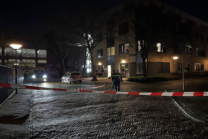 Persoon gewond na steekpartij in appartementencomplex