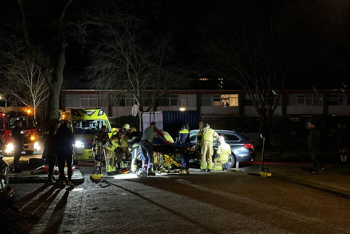 Persoon bekneld onder voertuig na aanrijding