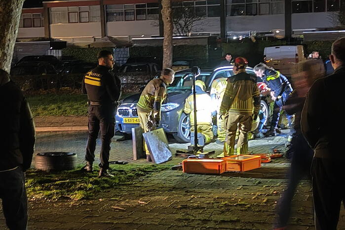 Persoon bekneld onder voertuig na aanrijding