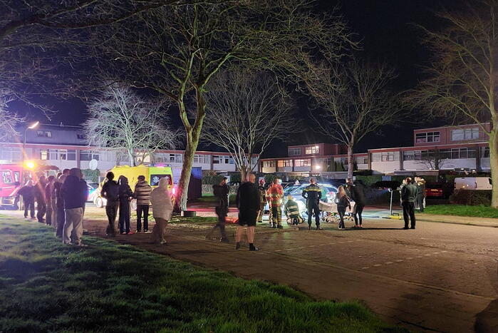 Persoon bekneld onder voertuig na aanrijding