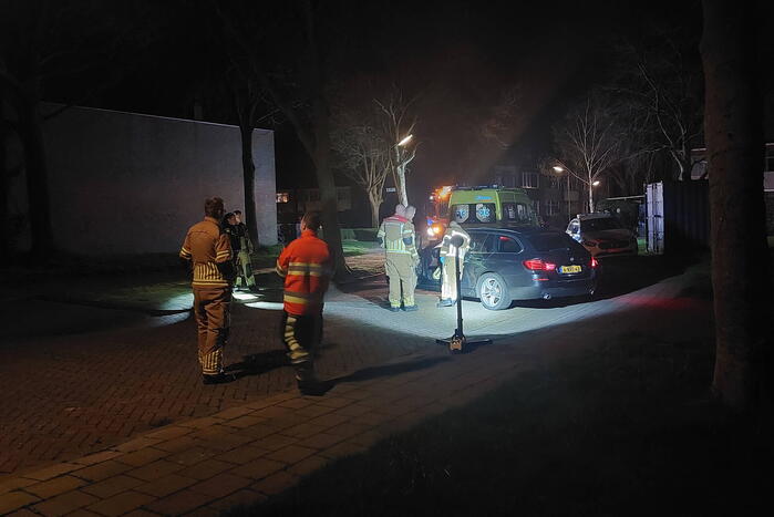 Persoon bekneld onder voertuig na aanrijding
