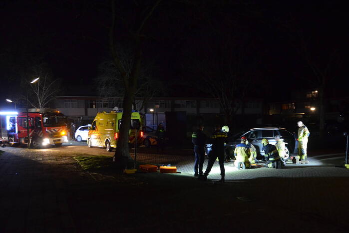 Persoon bekneld onder voertuig na aanrijding