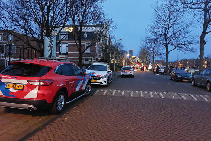 Bewoners met hoogwerker van balkons gehaald bij brand