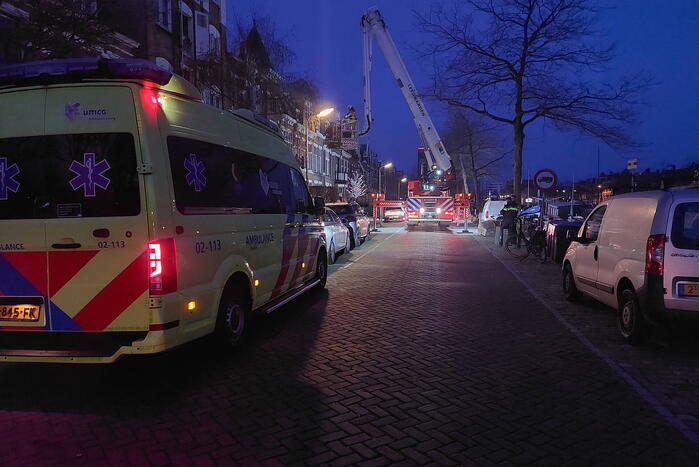 Bewoners met hoogwerker van balkons gehaald bij brand